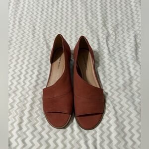 Lucky Brand Women's Serkie Open Toe Slip On Sandal Heeled, Rancho Red.